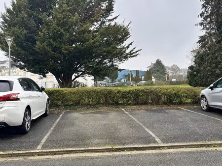 parking à louer 9 m² - angers (49) - 16€