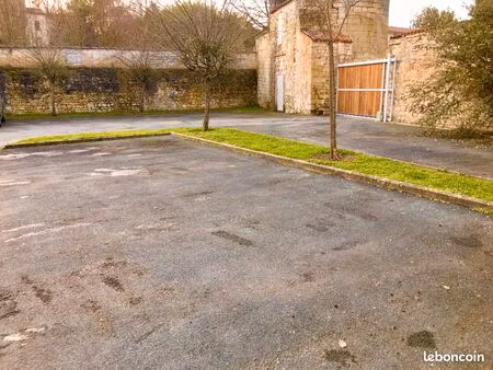 location place de stationnement sur parking fermé