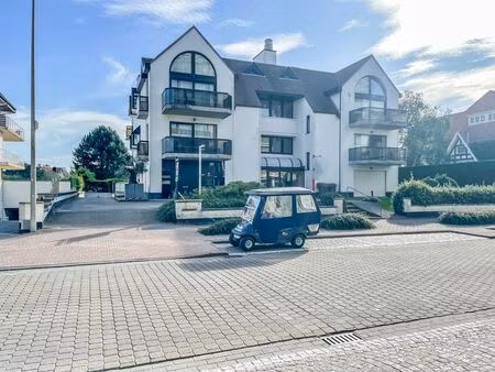 garage tandem situé sur la kustlaan proche du minigolf.