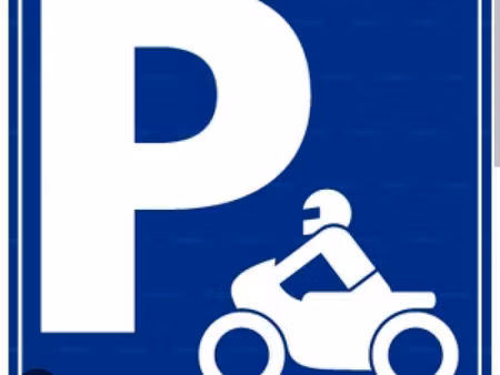 emplacement pour tout type de véhicule 2 roues au cœur du mans place de la république
