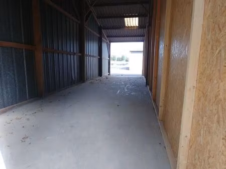 grand garage et allée bétonnés