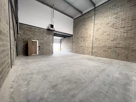 location local d'activités feucherolles 669 m²