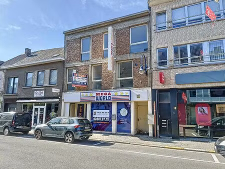 centraal gelegen handelspand met bovenliggende kantoren