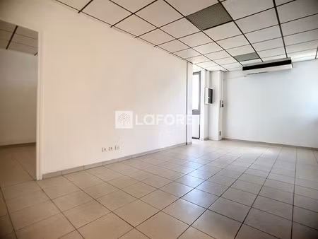 location locaux professionnels 70 m² à le lamentin (97232)  1 400 €