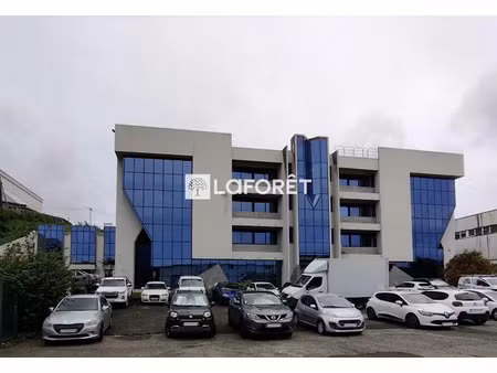 location locaux professionnels 704 m² à le lamentin (97232)  13 776 €