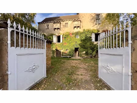 elégante maison forte du xvième à 9 km de mâcon dans un char