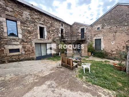 maison à usage d'habitation avec dépendances  cour et jardin