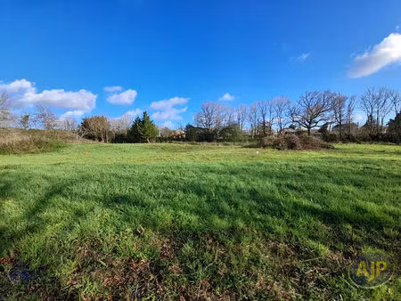 terrain le champ saint pere 830 m2