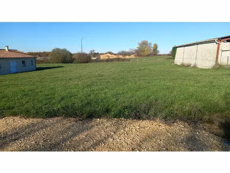 terrain village à 8 minutes de montpon ménestérol de1505 m2.