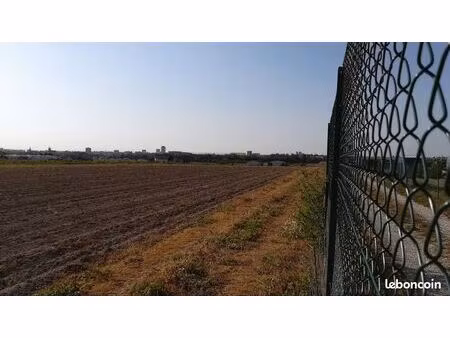 location terrain clôturé avec eau