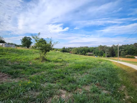 dans un hameau calme  terrain à bâtir d'environ 1270m2 !