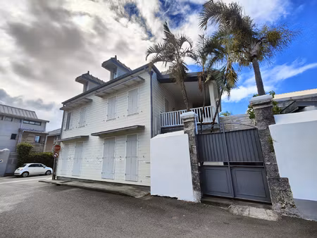 a louer -local de 216.8 m2 environ divisible- centre de sain