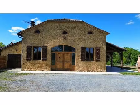 maison en pierre d'une superficie d'environ 172m2 habitable avec garage sur un terrain de 