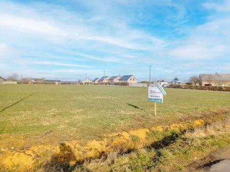 terrain à bâtir de 810m² avec 24m de façade