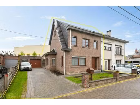 instapkl. half-open woning met 3 slpk.  2 badk.  grote gar.  oprit   terr. en tuin op 04 a