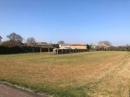 dans village proche saumur