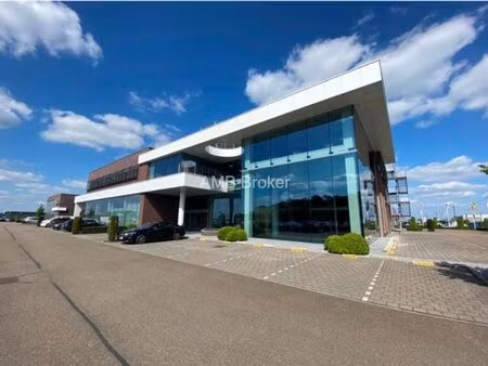 superbe plateau de bureaux meublé de 60m²