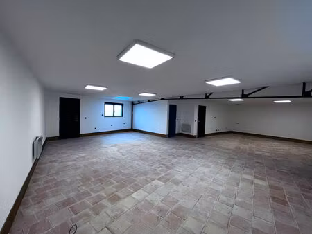 location local commercial 125m2 saintes 17100 - 920 € - surface privée