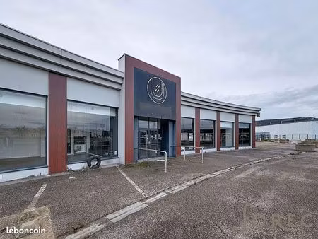 local commercial 850 m² jouy aux arches