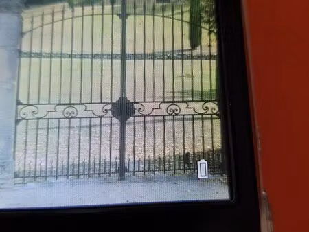 petit logis agricole avec deux tours ardoisées à rénover