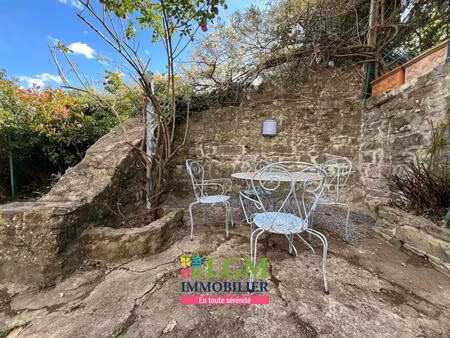 maison en pierre avec jardin