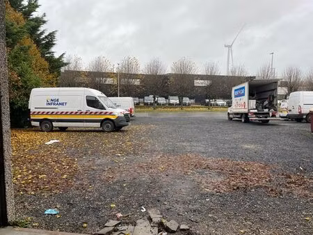 très belle situation pour cet entrepôt à louer