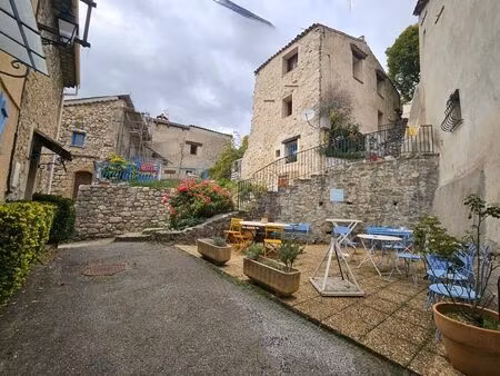 maison de village en pierre entièrement rénovée