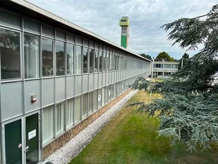 bureaux en bordure de la chaussée de bruxelles