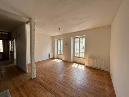 charmante maison de ville avec local commercial en rdc (vide) dans le centre de malicorne 