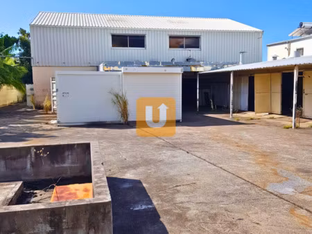 entrepôt + espace bureaux 880m2 zone lamare ste-marie