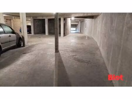 vente garage et parking à saint-malo (35400) : à vendre / 18m² saint-malo