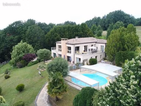 immeuble architecturale et atypique: 4 appartements+ studio