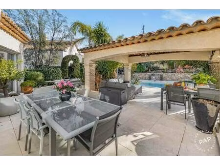 classé 4 **** **villa de 230 m² tout confort  refaite à neuf  très bien équipée**  située 