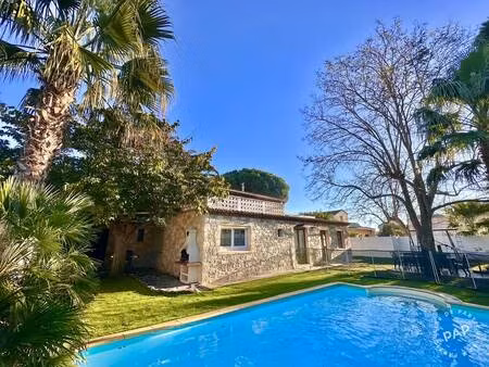 maison provençale avec piscine de 4 x 8 m privée et chauffée. à 800 m de la mer  dans un q