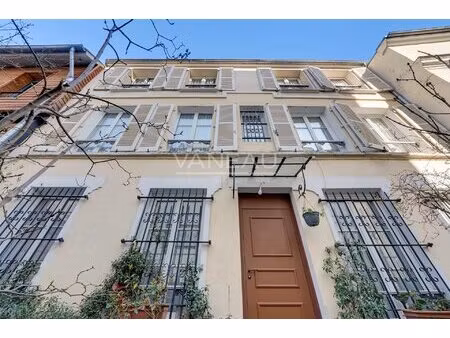 paris xviiie - maison de ville familiale avec cour arborée à l'avant plein sud -