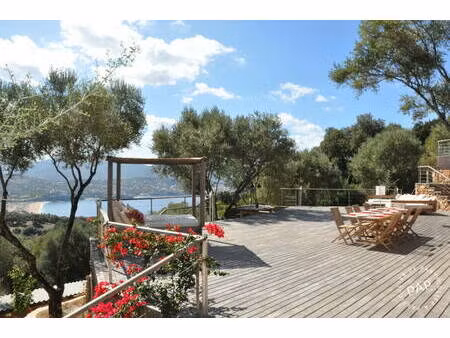 maison spacieuse de 200 m2 sur deux niveaux située au cœur d'une oliveraie de 8000 m2  ave