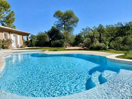 la villa les palmiers accueille 8 personnes  6 adultes +2 enfants. séduisante de par sa lu