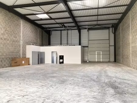 location local d'activités spay 369 m²