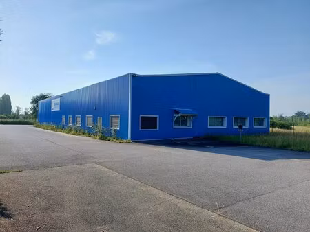 à louer local commercial 950 m² – 3 500 € |le mêle-sur-sarthe