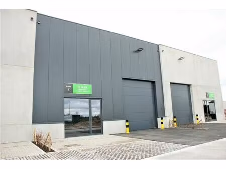 luxe  afgewerkte nieuwbouwloods te huur!