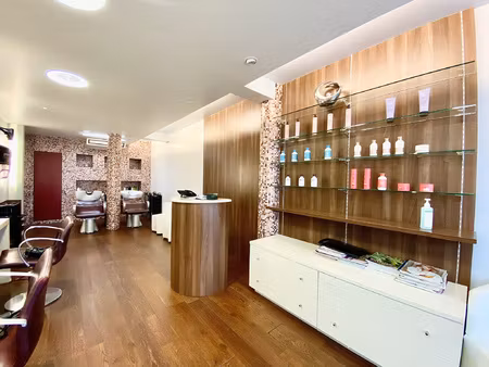 fonds de commerce d'un salon de coiffure au coeur de saint j