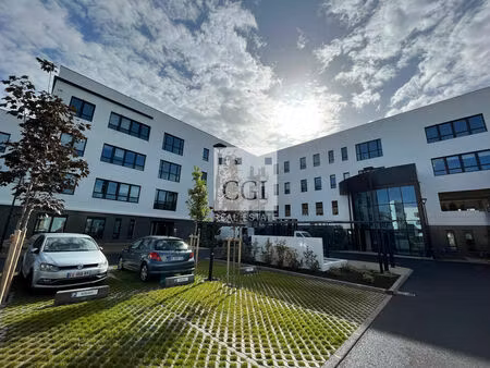 location bureau 792 m² à genas (69740)