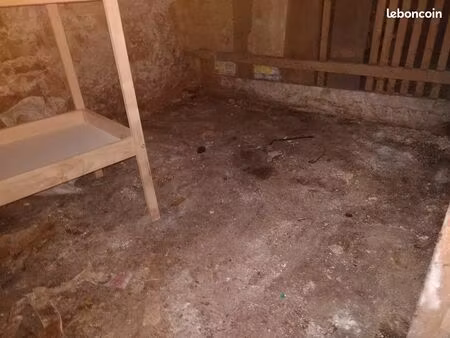 cave à louer 4 m2 accès par petite porte 1 m de haut