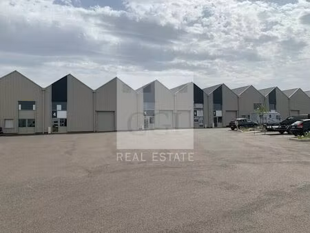 location commerce 309 m² à genas (69740)