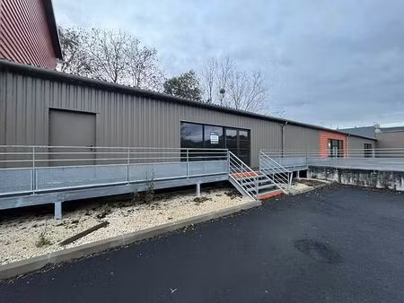 location commerce le blanc 133 m²