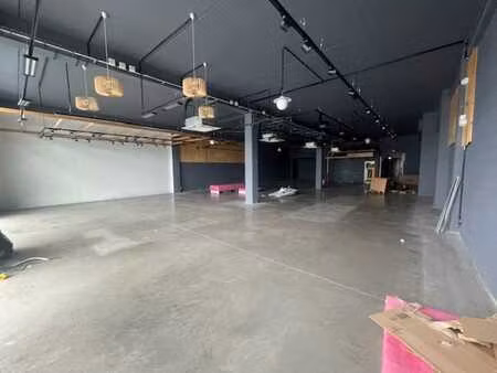 location commerce 921 m² à quimper (29000)