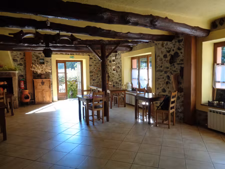 murs et fond restaurant + 6 chambres d'hôtes.