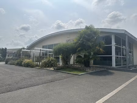 location commerce 710 m² à saint-georges-des-coteaux (17810)