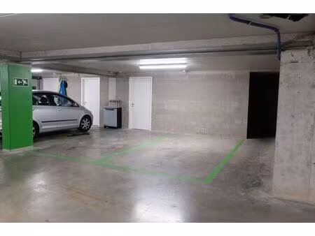 parkeerplaats in een afgesloten ondergrondse garage te bu...