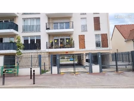 location place de parking double en enfilade 25 m2 / (possibilité d'achat)